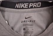 Nike tech póló 637.