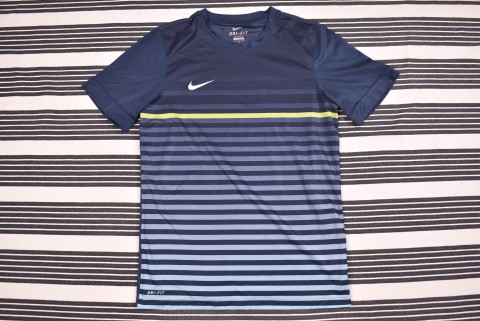 Technikai Ruházat és Mez Second Hand Nike tech póló 803.
