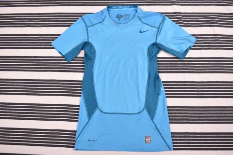 Technikai Ruházat és Mez Second Hand Nike tech póló 837.