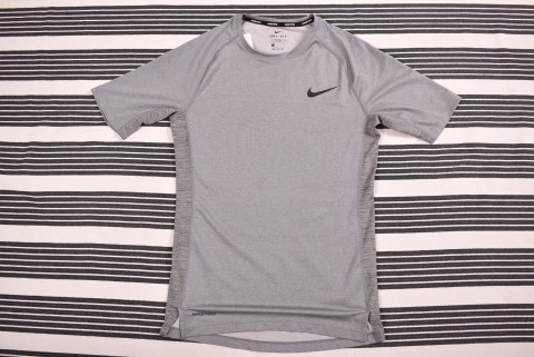 Technikai Ruházat és Mez Second Hand Nike tech póló 898.