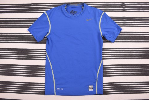 Technikai Ruházat és Mez Second Hand Nike tech póló 964.