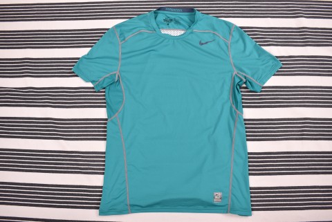 Technikai Ruházat és Mez Second Hand Nike tech póló 1086.